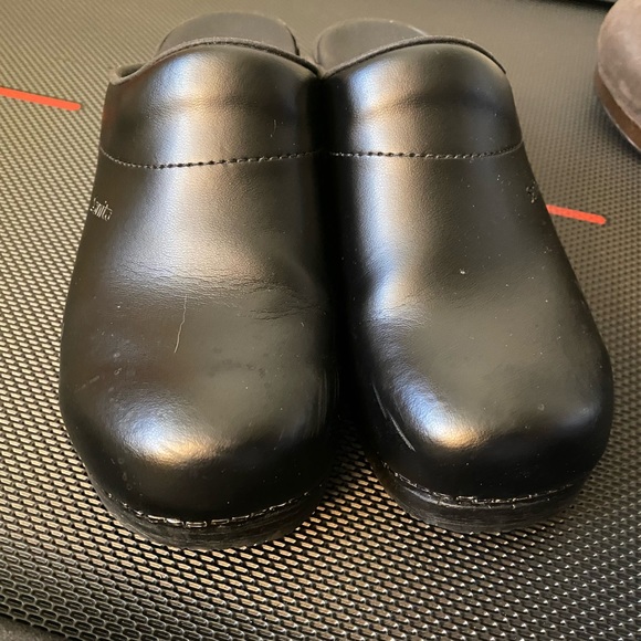 Womans leather Sanita clogs. Sz 40 - Picture 2 of 3